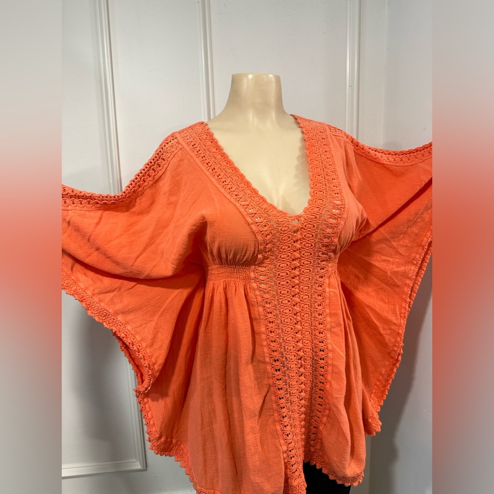 Blanco Beach Coverup S
This is gathered at the waist and has bat wing sleeves.